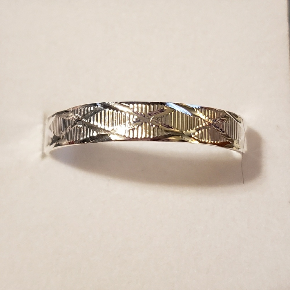 🛍 Silver tone ring